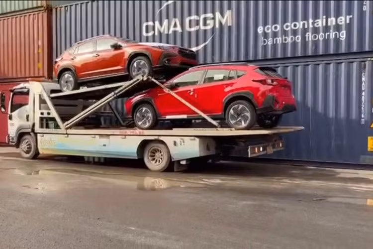 Những hình ảnh lô hàng Subaru Crosstrek 2025 mới xuất hiện tại một cảng biển tại Việt Nam đã hút hút sự quan tâm đặc biệt của cộng đồng yêu xe. Theo nguồn tin từ đại lý, nhiều khả năng mẫu CUV cỡ nhỏ này sẽ chính thức được hãng công bố ra mắt vào tháng 10 tới đây tại Triển lãm ôtô Việt Nam 2024.