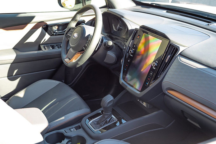 Bên trong nội thất của Subaru Crosstrek cũng hướng nhiều tới sự thể thao. Phía sau vô-lăng là bảng đồng hồ dạng analog kết hợp màn TFT nhỏ, màn hình giải trí trung tâm có kích cỡ 11,6 inch đặt dọc, hỗ trợ kết nối Apple CarPlay/Android Auto và tích hợp luôn các nút bấm điều chỉnh hệ thống điều hòa tự động.