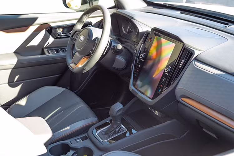 Bên trong nội thất của Subaru Crosstrek cũng hướng nhiều tới sự thể thao. Phía sau vô-lăng là bảng đồng hồ dạng analog kết hợp màn TFT nhỏ, màn hình giải trí trung tâm có kích cỡ 11,6 inch đặt dọc, hỗ trợ kết nối Apple CarPlay/Android Auto và tích hợp luôn các nút bấm điều chỉnh hệ thống điều hòa tự động.