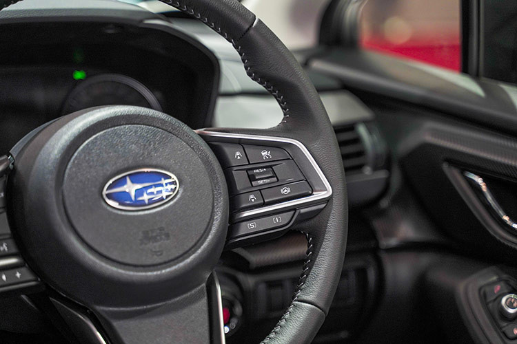 Một số trang bị cơ bản khác trên xe nút bấm đề nổ, phanh đỗ điện tử, điều hòa tự động… Đặc biệt, Subaru Crosstrek 2025 còn đi kèm hệ thống trợ lái nâng cao EyeSight thế hệ mới với các tính năng hiện đại như phanh khẩn cấp tự động, đánh lái khẩn cấp, hỗ trợ giữ làn đường...