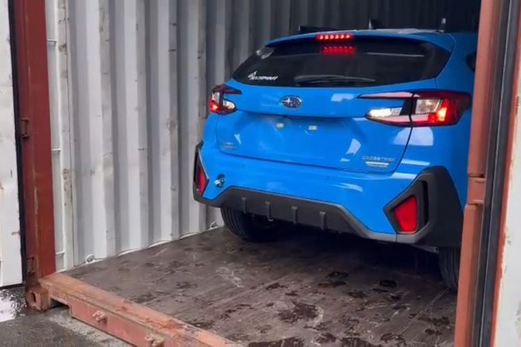 Thiết kế ngoại thất của mẫu xe CUV Subaru Crosstrek 2025 này mang đậm phong cách thể thao với lưới tản nhiệt cỡ lớn hoạ tiết hình tổ ong, vòm bánh xe to bản và đèn hậu thiết kế kiểu boomerang.