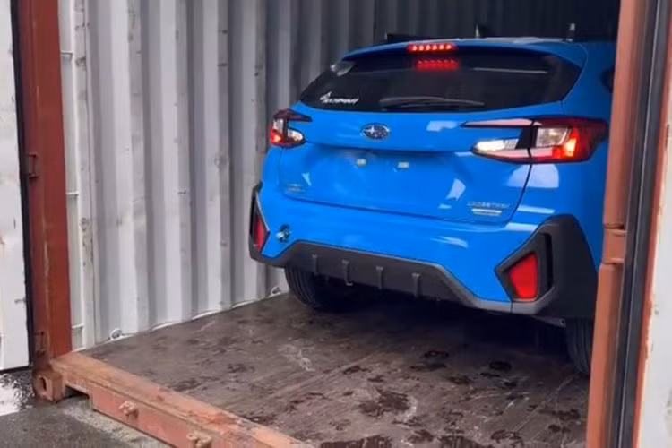 Thiết kế ngoại thất của mẫu xe CUV Subaru Crosstrek 2025 này mang đậm phong cách thể thao với lưới tản nhiệt cỡ lớn hoạ tiết hình tổ ong, vòm bánh xe to bản và đèn hậu thiết kế kiểu boomerang.