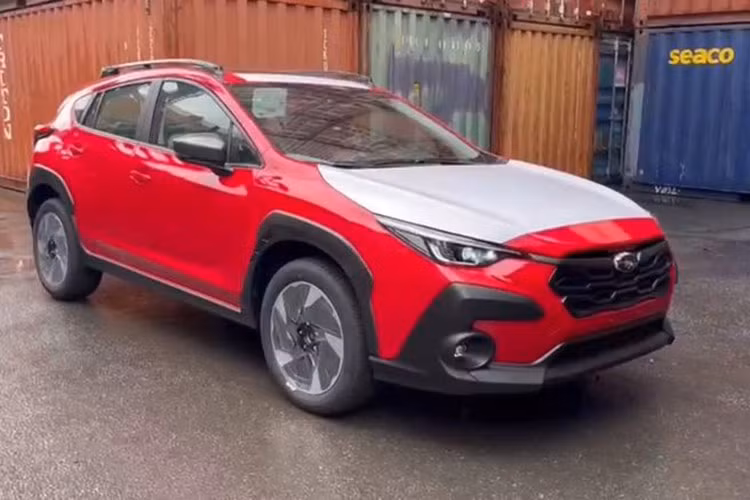 Subaru Crosstrek 2025 tại Việt Nam thuộc phân khúc CUV cỡ B, cạnh tranh với Honda HR-V, Hyundai Creta, Kia Seltos, Nissan Kicks, Mazda CX-3, Toyota Corolla Cross. Ở thế hệ mới, mẫu xe này sở hữu chiều dài 4.480 mm, chiều rộng 1.800 mm, chiều cao 1.580 mm, chiều dài cơ sở 2.670 mm và khoảng sáng gầm 220 mm.