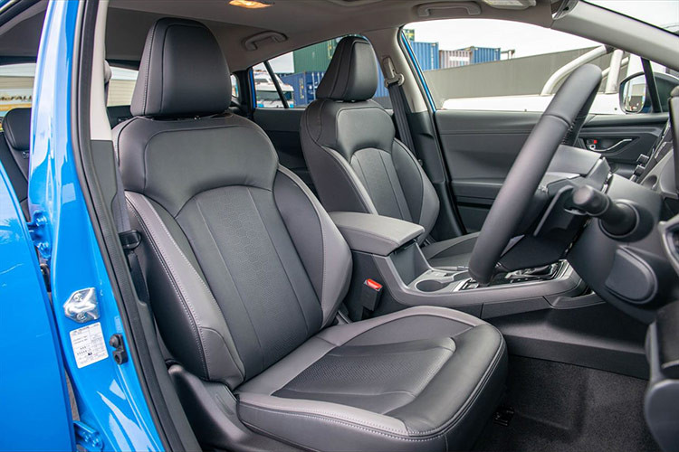 Ngoài ra, Subaru Crosstrek 2025 còn có hệ thống ngăn lệch làn đường, hỗ trợ đưa xe vào giữa làn đường, hệ thống kiểm soát hành trình thích ứng, phát hiện điểm mù, hỗ trợ chuyển làn đường và cảnh báo phương tiện cắt ngang khi lùi.