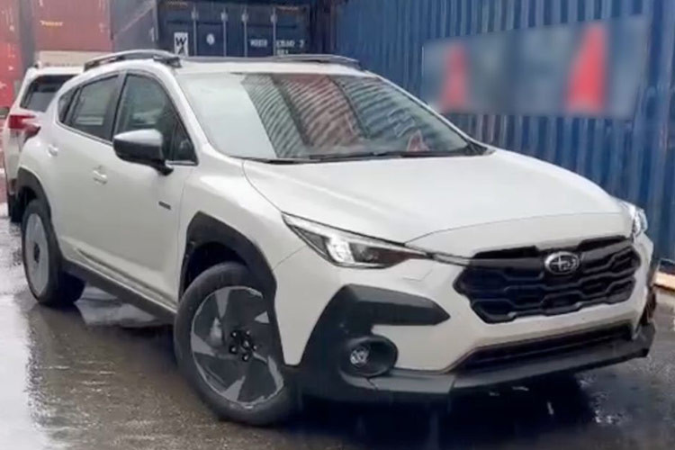 Một số tư vấn viên tại đại lý cho biết mức giá xe Subaru Crosstrek 2025 dự kiến khoảng 1,1 tỷ đồng. Con số này cao hơn khá nhiều so với các đối thủ cùng phân khúc như Hoanda HR-V hay Toyota Corolla Cross. Trước đây, Crosstrek từng được bán tại Việt Nam vào 2016 với tên gọi XV. Khi đó, mẫu xe này được nhập từ Nhật và có giá lên tới 1,4 tỷ đồng.