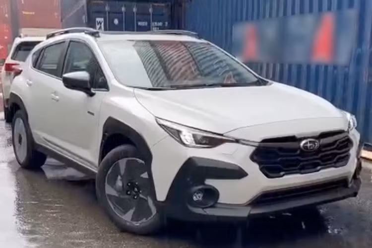 Một số tư vấn viên tại đại lý cho biết mức giá xe Subaru Crosstrek 2025 dự kiến khoảng 1,1 tỷ đồng. Con số này cao hơn khá nhiều so với các đối thủ cùng phân khúc như Hoanda HR-V hay Toyota Corolla Cross. Trước đây, Crosstrek từng được bán tại Việt Nam vào 2016 với tên gọi XV. Khi đó, mẫu xe này được nhập từ Nhật và có giá lên tới 1,4 tỷ đồng.