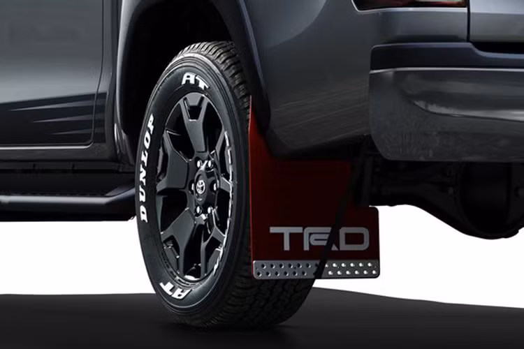 Ngoài ra, Toyota Hilux Black Rally Edition 2019 còn có điểm nhấn là các viền bao đèn sương mù màu đỏ, logo TRD trong lưới tản nhiệt cũng màu đỏ và ốp vòm bánh xe bằng nhựa đen khỏe khoắn. Diện mạo của Hilux rõ ràng trông phong cách hơn hẳn so với nguyên bản.