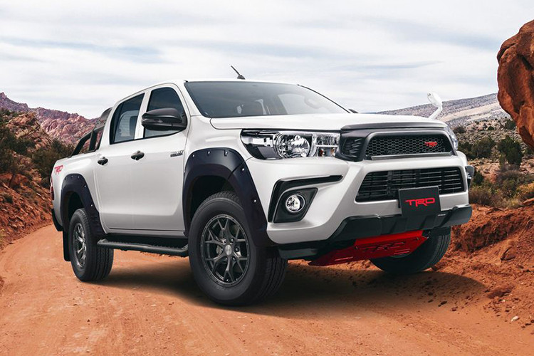 Một chiếc xe bán tải Toyota Hilux khác trông hung dữ hơn hẳn nhờ việc thay thế lưới tản nhiệt mạ crôm truyền thống bằng loại mang hiệu TRD. 