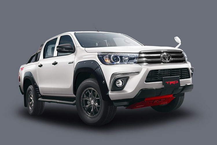 Tạm thời, hãng xe ôtô Toyota chưa tiết lộ nhiều thông tin về Hilux Black Rally Edition mới nhưng các hình ảnh được công bố cho thấy chiếc xe mới sở hữu tấm bảo vệ gầm xe hiệu TRD màu đỏ nổi bật, thanh chống lật thể thao phía sau và hệ thống ống xả kép mạ crôm.