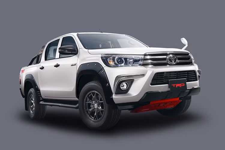 Tạm thời, hãng xe ôtô Toyota chưa tiết lộ nhiều thông tin về Hilux Black Rally Edition mới nhưng các hình ảnh được công bố cho thấy chiếc xe mới sở hữu tấm bảo vệ gầm xe hiệu TRD màu đỏ nổi bật, thanh chống lật thể thao phía sau và hệ thống ống xả kép mạ crôm.