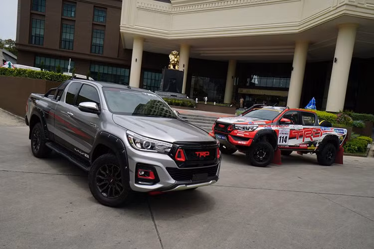 Phiên bản của mẫu Toyota Hilux mới này cũng sở hữu các nâng cấp giống như chiếc màu trắng nói đến ở trên nhưng với các vành xe thiết kế khác một chút và đồ họa sửa đổi. Nó cũng được xây dựng trên chiếc Hilux cabin mở rộng (không phải bản Crew Cab tiêu chuẩn).