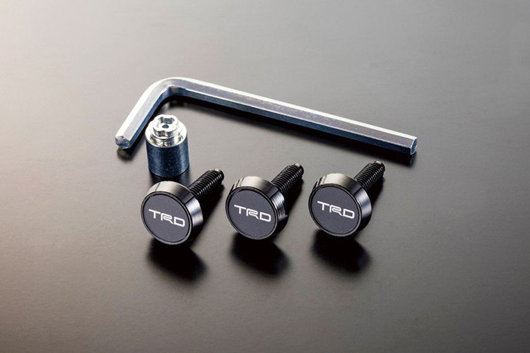 Một vài điểm nhấn đáng chú ý nữa ở ngoại thất Hilux bản đặc biệt mới gồm có đồ họa thân xe, các bậc cửa và bộ vành hợp kim 5 chấu đều sơn màu đen, đi kèm là các tấm chắn bùn hiệu TRD màu đỏ và lốp xe mọi địa hình.