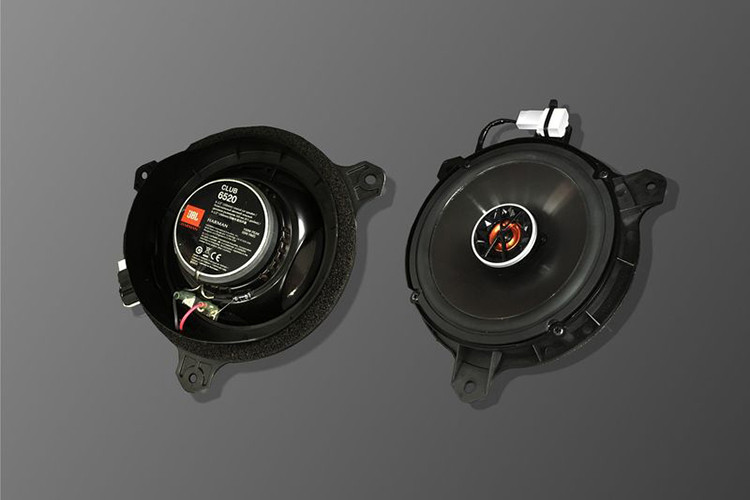 Cả hai chiếc xe ngoài lề này đều rất nổi bật, trong đó, chiếc màu trắng cũng có tấm bảo vệ gầm trước màu đỏ tương phản mạnh mẽ, các vòm bánh xe mở rộng, thanh giằng cân bằng thể thao phía sau, lưới tản nhiệt sơn đen hoàn toàn và các bánh xe hợp kim 6 chấu.