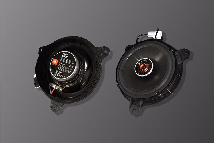 Cả hai chiếc xe ngoài lề này đều rất nổi bật, trong đó, chiếc màu trắng cũng có tấm bảo vệ gầm trước màu đỏ tương phản mạnh mẽ, các vòm bánh xe mở rộng, thanh giằng cân bằng thể thao phía sau, lưới tản nhiệt sơn đen hoàn toàn và các bánh xe hợp kim 6 chấu.