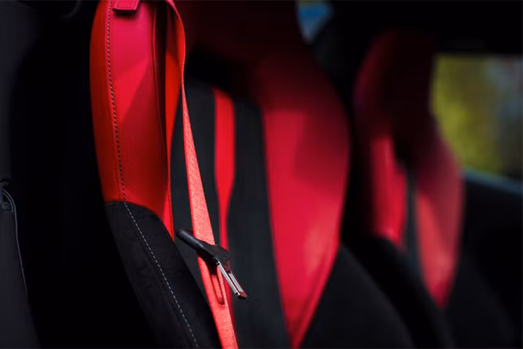 Những trang bị nổi bật khác của chiếc McLaren 570S Spider chế tạo riêng cho ngày Valentine bao gồm dây đai an toàn MSO màu đỏ Indian Red. Hàng loạt chi tiết như mặt cửa, bộ chẻ khí trước, nắp khoang động cơ, cản sau và cánh gió đuôi đều được bọc sợi carbon bền, nhẹ.