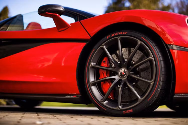 Có thể nói, chiếc siêu xe mui trần này chẳng khác nào một bông hồng nhung cho ngày Valentine nhờ màu sơn ngoại thất đỏ Vermillion Red nổi bật. Đây là màu sơn nằm trong bảng màu Elite của hãng siêu xe McLaren.