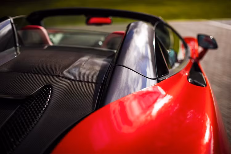 “Trái tim” của xe là động cơ tăng áp kép V8 3.8 lít cho phép tạo ra công suất mạnh mẽ đến 562 mã lực cùng mô men xoắn cực đại 600Nm. Nhờ đó xe có thể tăng tốc từ 0 đến 100km/h chỉ trong 3,2 giây, 0-200km/h chỉ trong 9,6 giây. Trong khi đó, tốc độ tối đa mà chiếc siêu xe này có thể đạt được là 328km/h.