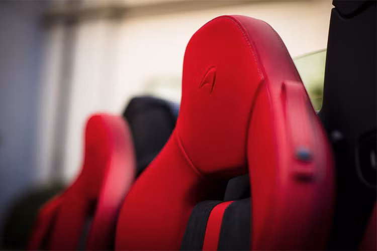 Ngoài ra, 570S Spider phiên bản 2018 ấn tượng với khả năng đóng/mở phần mui một cách nhanh chóng chỉ trong 15 giây (trong điều kiện xe chuyển động ở tốc độ tới 40km/h) bằng một thao tác nhấn nút được điều khiển bằng cơ chế điện cho người dùng một trải nghiệm thú vị và phấn khích.