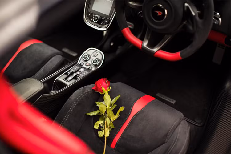 Khung xe được làm bằng sợi carbon MonoCell II, do đó nhẹ hơn 75kg nhưng lại cứng hơn đến 25% so với khung gầm nhôm tương đương khiến cho xe nhẹ nhàng lướt đi nhưng vẫn giữ được sự chắc chắn vốn có. Đây là lần đầu tiên một chiếc Spider được trang bị những đặc trưng của một chiếc siêu xe.