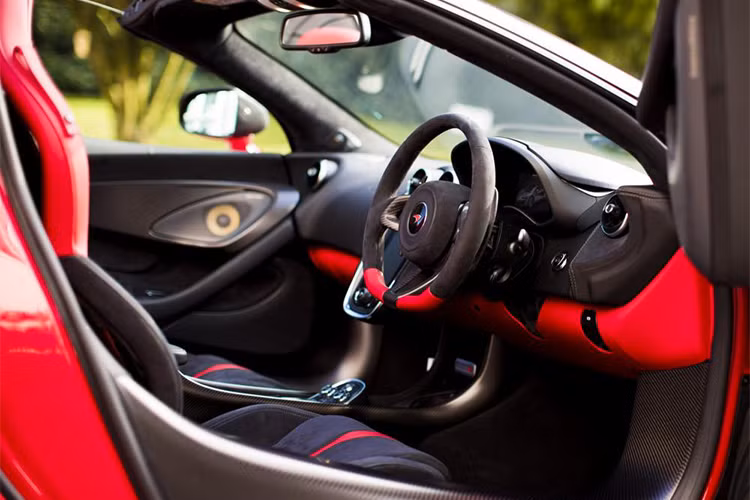 Hiện chưa rõ danh tính của đại gia đặt mua chiếc McLaren 570S Spider cho ngày Valentine. Cũng chưa rõ giá bán cụ thể của chiếc McLaren 570S Spider phiên bản 2018 sở hữu màu sắc có một không hai này.