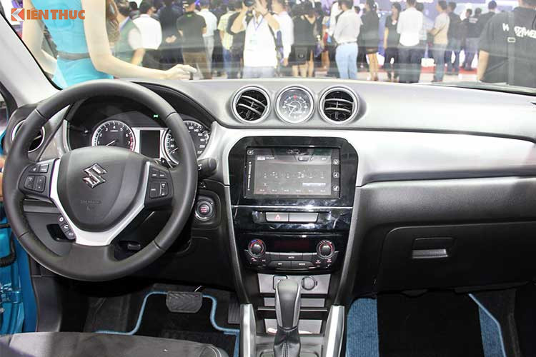 Được định vị hướng tới nhóm khách khàng trẻ, mẫu xe Suzuki Vitara mới sở hữu thiết kế thể thao và năng động hơn, với thân xe tập hợp nhiều từ những đường thẳng và nét gấp khúc. Giống như những chiếc xe khác của Suzuki, Vitara có nội thất với thiết kế đơn giản nhưng hiệu quả, không có chi tiết thừa thãi nào.