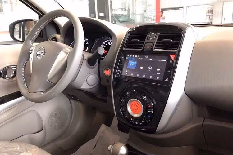 Thay đổi chủ yếu ở nội thất Nissan Sunny 2019 tập trung xung quanh khu vực bảng điều khiển trung tâm. Trên thế hệ mới, tất cả các nút điều khiển sẽ xoay quanh một màn hình LCD tròn nhỏ. Phía trên là một màn hình thông tin giải trí TFT dạng cảm ứng kích thước 6,9 inch tích hợp hệ điều hành Androdi cùng dàn âm thanh 4 loa chia đều cho 4 cửa.