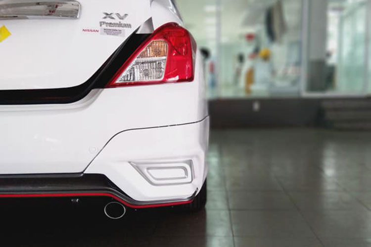 Cùng với bộ body lip mới, Nissan Sunny 2019 còn được trang bị thêm một bộ mâm hợp kim đa chấu kích thước 15 inch mới đẹp mắt hơn. Phía đuôi sau tuy vẫn giữ nguyên thiết kế đèn hậu nhưng lại có thêm 2 bộ phận giả ống xả khá bắt mắt. Ngoài ra, ở phía trên cốp xe còn có một cánh gió nhỏ hợp với phong cách thể thao của xe.