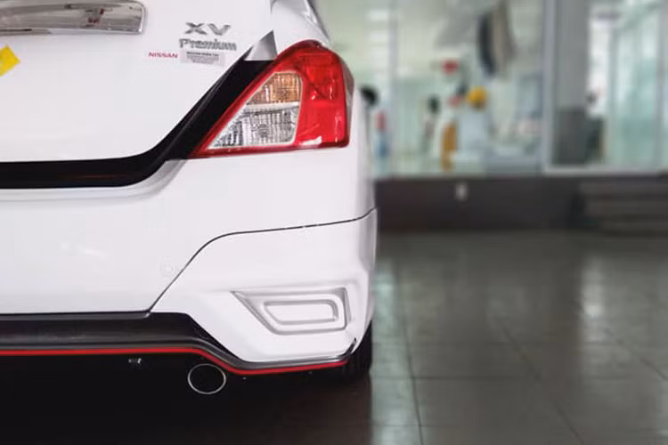 Cùng với bộ body lip mới, Nissan Sunny 2019 còn được trang bị thêm một bộ mâm hợp kim đa chấu kích thước 15 inch mới đẹp mắt hơn. Phía đuôi sau tuy vẫn giữ nguyên thiết kế đèn hậu nhưng lại có thêm 2 bộ phận giả ống xả khá bắt mắt. Ngoài ra, ở phía trên cốp xe còn có một cánh gió nhỏ hợp với phong cách thể thao của xe.