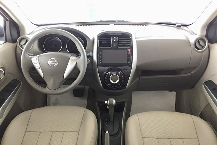 Về mặt nội thất, Nissan Sunny phiên bản 2019 cũng không có nhiều thay đổi. Xe vẫn được sử dụng tông màu xám nhạt làm sáng không gian bên trong trong khi táp-lô và ốp cửa sử dụng chất liệu nhựa. Ghế sẽ được bọc nỉ ở bản tiêu chuẩn và bọc da ở bản cao cấp.
