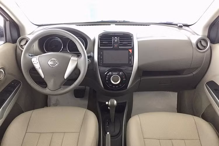Về mặt nội thất, Nissan Sunny phiên bản 2019 cũng không có nhiều thay đổi. Xe vẫn được sử dụng tông màu xám nhạt làm sáng không gian bên trong trong khi táp-lô và ốp cửa sử dụng chất liệu nhựa. Ghế sẽ được bọc nỉ ở bản tiêu chuẩn và bọc da ở bản cao cấp.