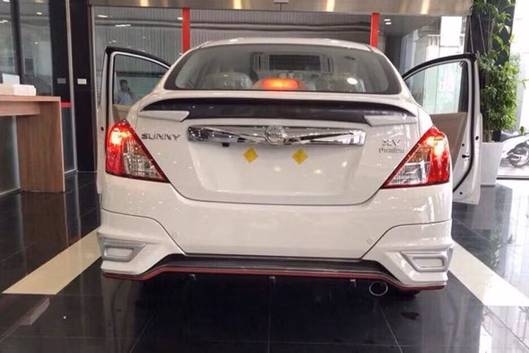 Về mặt tổng thể, thiết kế ngoại thất của Nissan Sunny 2019 không có nhiều khác biệt với phiên bản trước đó. Những thay đổi trên xe khá nhỏ và đi sâu vào chi tiết ví dụ như cụm đèn pha trước được làm lại hay lưới tản nhiệt uốn cách điệu, không còn thẳng như trước. Đặc biệt, xe có thêm dải đèn LED định vị ban ngày và bộ body lip viền đỏ đầy thể thao hơn.