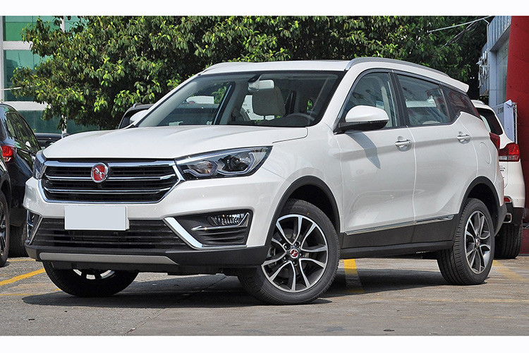 Về ngoại hình tổng thể, Hanteng X5 được chắp bút với cảm hứng lai tạo từ khá nhiều mẫu xe. Ở phía trước, Hanteng X5 sở hữu những đường nét thiết kế vuông vức, trẻ trung nhờ các chi tiết mạ crome sáng bóng. Phần thân xe nổi bật với phần mui được vát nhẹ xuống dưới đuôi tạo cảm giác thanh thoát hơn và đuôi xe cùng thiết kế đơn giản, dễ vừa mắt.