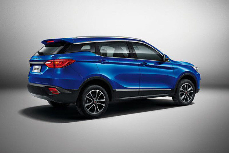 Là một mẫu crossover tới từ Trung Quốc, do đó, không có gì ngạc nhiên khi Hanteng X5 được trang bị rất đầy đủ các tiện nghi so với đối thủ như gạt mưa tự động, đèn định vị và đèn hậu LED, mâm xe 17 inch, gương chiếu hậu chỉnh/gập điện, ghế bọc da, điều hoà tự động, màn hình giải trí 8.8 inch cùng 6 loa, kính lên xuống tự động cho cả 4 cửa, cửa sổ trời toàn cảnh...