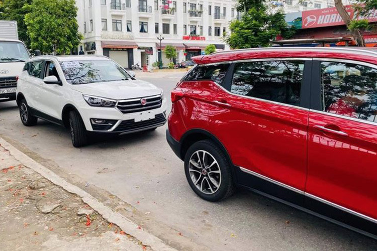 Theo quan sát trong hình ảnh, cả hai chiếc xe Hanteng X5 Trung Quốc này đều được dán một tờ giấy "Xe đi đăng ký" ở sau kính lái. Do đó, khả năng cao đây là xe được nhập khẩu chính hãng bởi một doanh nghiệp có trụ sở tại TP.Hải Phòng, tương tự các mẫu xe khác như Zoyte hay BAIC.