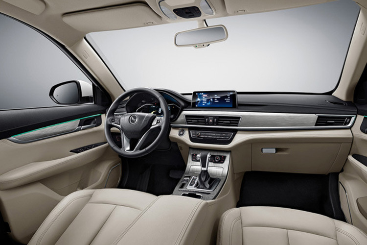 Hanteng X5 2020 mới được bán ra tại quê nhà với 2 biến thể, bao gồm bản 5 chỗ và 7 chỗ. Trong đó, bộ đôi xe mới về Việt Nam thuộc bản 5 chỗ với kích thước tổng thể đạt 4.501 x 1.820 x 1.648 mm, chiều dài cơ sở đạt 2.600mm.