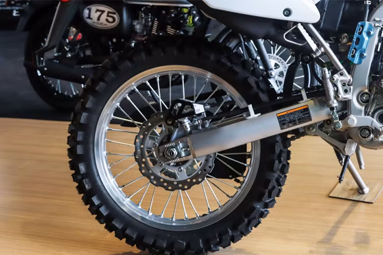 Vành trước đường kính 21 inch, vành sau cỡ 18 inch, cả hai đều sử dụng lốp gai để phù hợp với đặc tính off-road. Ngoài ra, xe còn có phanh đĩa trước 250 mm và phanh đĩa sau 240 mm. Là một mẫu xe môtô địa hình cỡ nhỏ, KLX250 không được trang bị hệ thống chống bó cứng ABS.