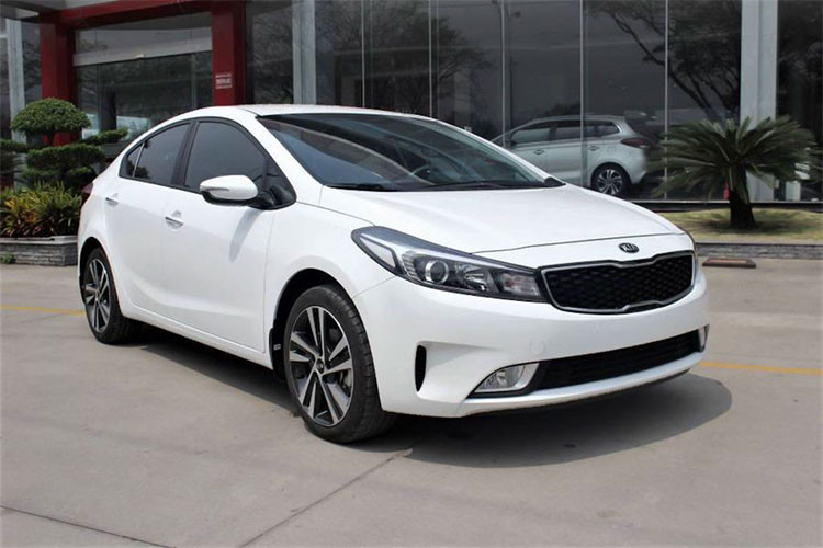 Với giá niêm yết 499 triệu đồng, Kia Cerato 1.6 SMT chính thức là mẫu xe có giá thấp nhất phân khúc sedan hạng C và thấp hơn 32 triệu đồng so với bản MT thông thường. Theo nhân viên kinh doanh Kia Việt Nam, xe đang được bán ra thị trường hướng đến các khách hàng thực dụng.