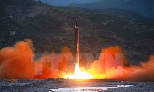 Một vụ phóng tên lửa đạn đạo tầm Hwasong-12 của Triều Tiên. (Nguồn: Yonhap/TTXVN).