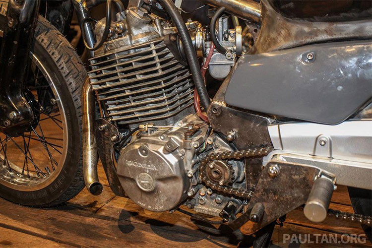 Thậm chí, với khối động cơ lên tới 500cc thì xưởng độ đến từ Malaysia vẫn chưa hài lòng, họ đã thực hiện lên bộ nòng quả 600cc cho cỗ máy này cùng chế hòa khí xịn PWK với kích cỡ họng hút lớn đến 39mm tăng hiệu suất rất hiệu quả cho chiếc Siêu Honda Cub độ này.