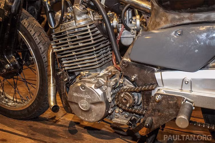 Thậm chí, với khối động cơ lên tới 500cc thì xưởng độ đến từ Malaysia vẫn chưa hài lòng, họ đã thực hiện lên bộ nòng quả 600cc cho cỗ máy này cùng chế hòa khí xịn PWK với kích cỡ họng hút lớn đến 39mm tăng hiệu suất rất hiệu quả cho chiếc Siêu Honda Cub độ này.