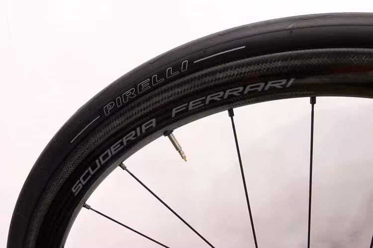 Đây không phải là chiếc siêu xe đạp đầu tiên mang logo của hãng siêu xe đình đám của nước Ý, Ferrari - tuy nhiên Bianchi SF01 là chiếc xe đạp mang logo Ngựa Chồm (Prancing Horse) đắt nhất từng được chế tạo.