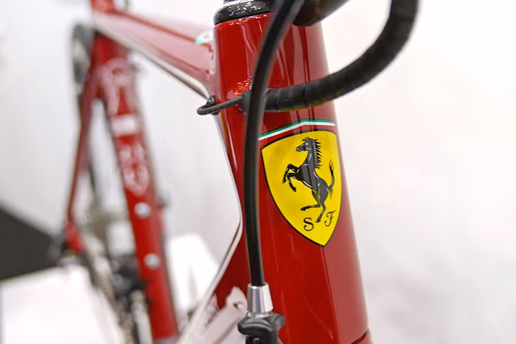 Ngoài các vạt liệu siêu xe được ứng dụng từ siêu xe đua Ferrari, mẫu xe đạp mới này còn được ứng dụng công nghệ chống rung độc quyền của Bianchi có khả năng triệt tiêu tới 80% rung động, giúp giảm bớt mỏi mệt cho người lái khi đạp xe trên quãng đường dài.