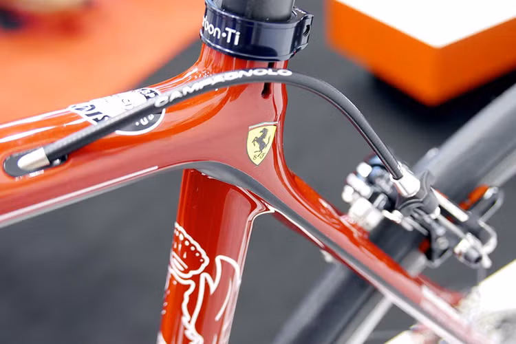 Mẫu siêu xe đạp này cũng được trang bị bộ vành carbon được trang trí logo "Scuderia Ferrari" đi kèm với lốp Pirelli P Zero, tổng trọng lượng cho một bộ bánh xe gồm cả lốp và vành chỉ dừng lại ở mức 1.420 gam.