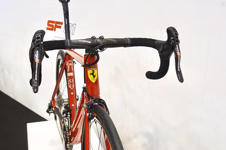 Với hai tuỳ chọn màu sơn mang đúng chất của siêu xe Ferrari là Đỏ - Đen với tên gọi Rosso Corsa và Đen - Đỏ mang tên Nero Stoso. Toàn bộ phần khung của siêu xe đạp SF01 mới sẽ được chế tạo hoàn toàn từ sợi carbon nên có trọng lượng siêu nhẹ chỉ 780 gam.