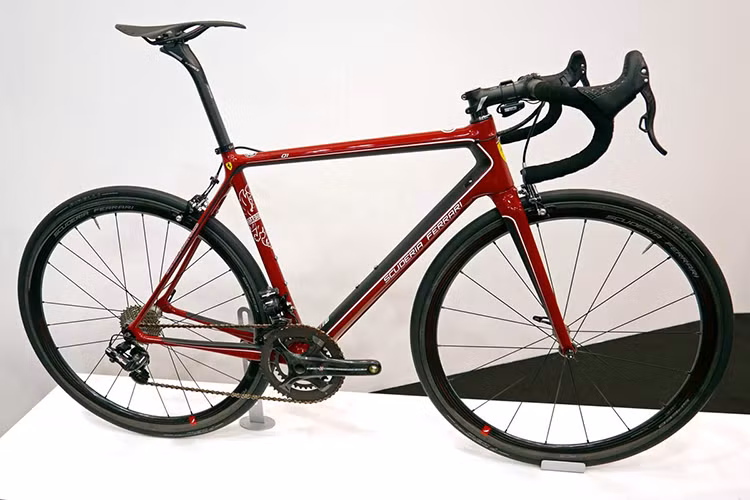 Hãng xe đạp Bianchi vừa qua đã phối hợp cùng nhà sản xuất siêu xe thể thao Ferrari cho ra mắt một chiếc siêu xe đạp SF01 "Bianchi for Scuderia Ferrari", mẫu xe đạp đua mới này được ứng dụng công nghệ từ vật liệu nhẹ carbon từ những chiếc siêu xe đua F1.