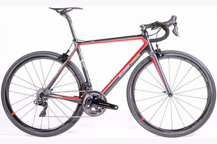 Mẫu siêu xe đạp Ferrari Bianchi SF01 mới này sẽ bắt đầu được bán ra chính thức tại một số nước trong khu vực nhất định kể từ tháng 11/2017 tới với mức giá khoảng 18.000 USD (tương đương khoảng 409 triệu đồng).