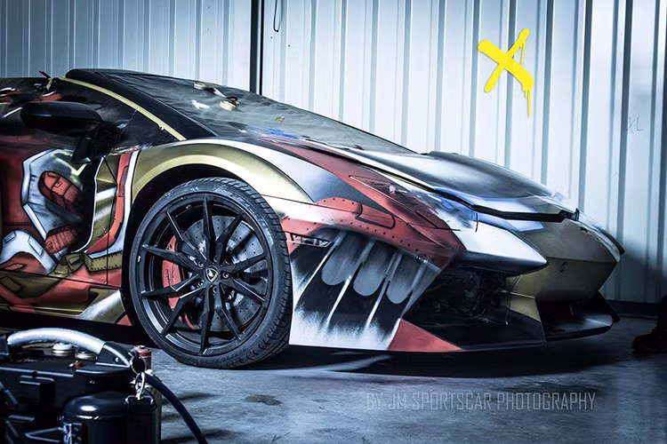 Điều đặc biệt nằm ở chỗ, màu sơn theo phong cách Người Sắt bị ẩn dưới "bộ cánh" xám nhám thông thường.