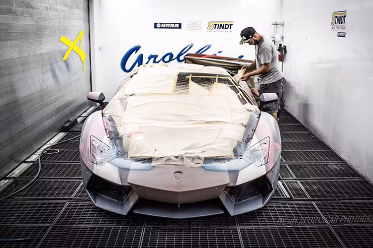Đầu tiên chủ sở hữu một chiếc siêu xe đã phủ màu sơn theo phong cách Người Sắt lên toàn bộ phần thân của xế cưng.