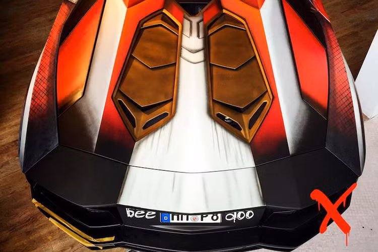 Được biết, ông Turrek đã phải mất hàng chục giờ lao động mới có thể hoàn thành lớp sơn đặc biệt này.