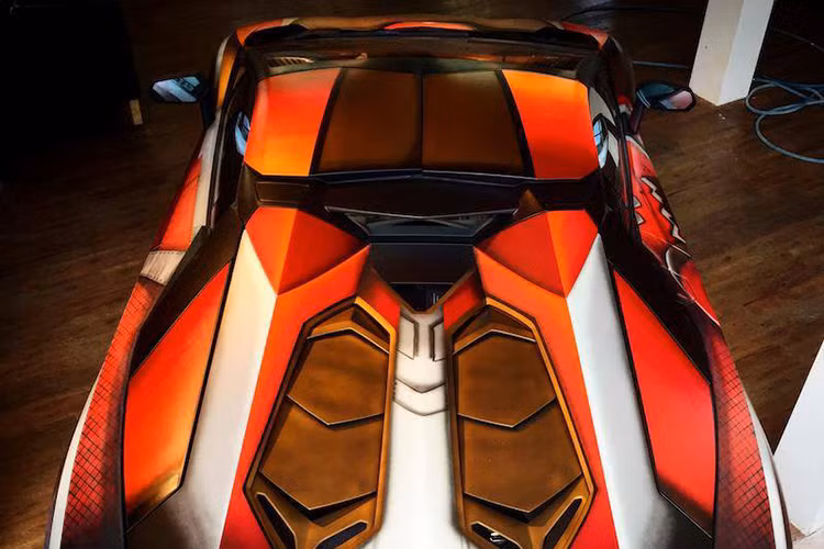 "Cha đẻ" của lớp sơn trên chiếc siêu xe đầy cá tính này chính là nghệ sỹ vẽ Graffiti có tên Rene Turrek.